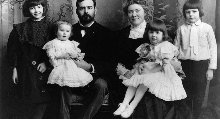 Black & white image of family of six in early 20th century